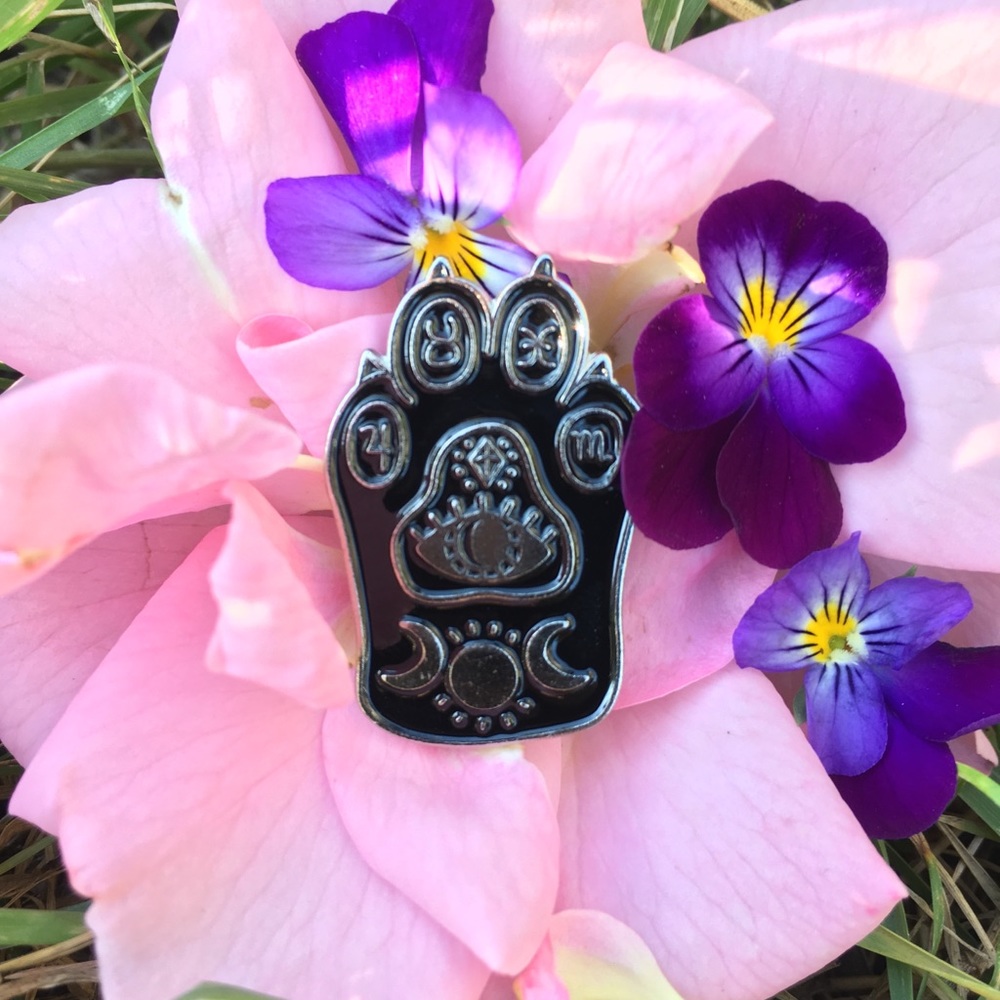 🦇 New Gifty Occult Cat Paw Lapel Pin